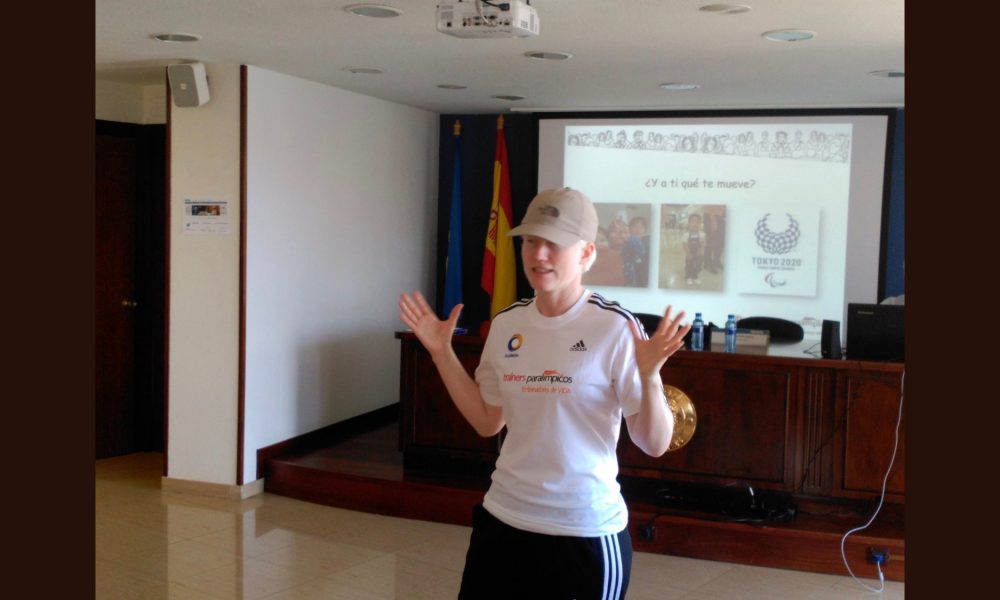 Marta Arce dando una conferencia