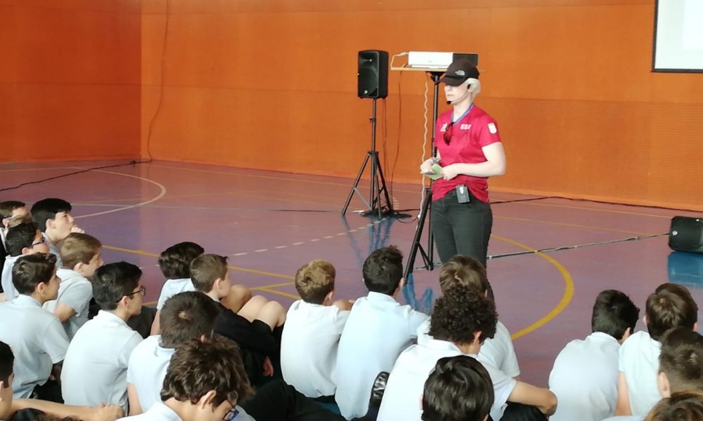 Marta Arce dando una conferencia en un colegio con niños.