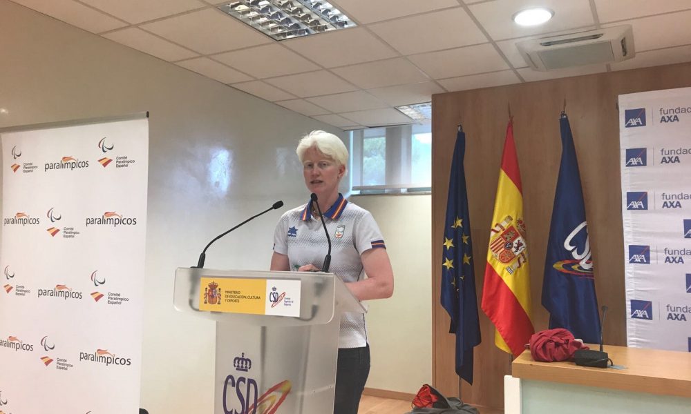 Marta Arce presentando un acto.