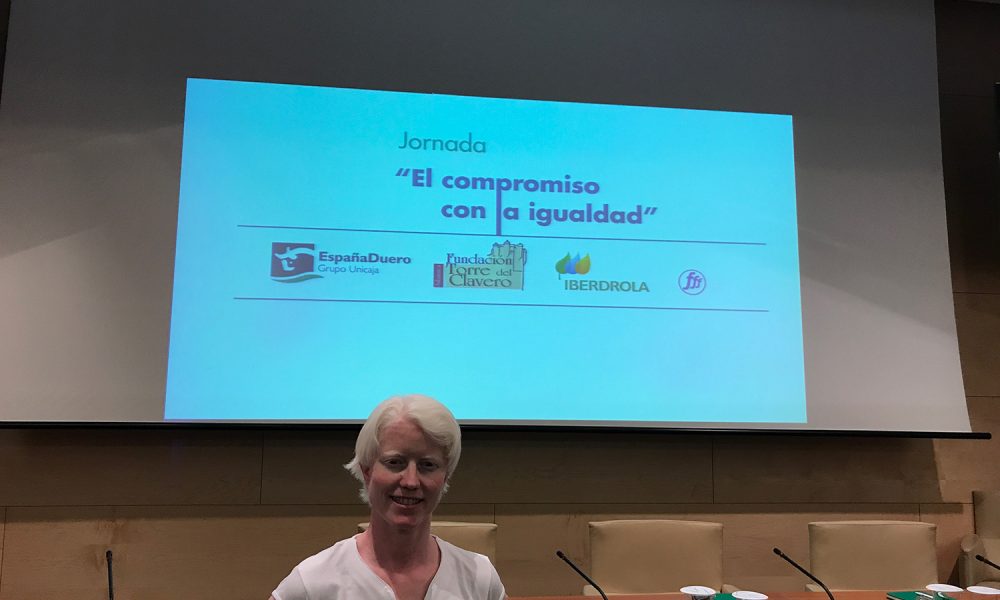 Marta Arce presentando la Jornada 'El compromiso con la igualdad'.